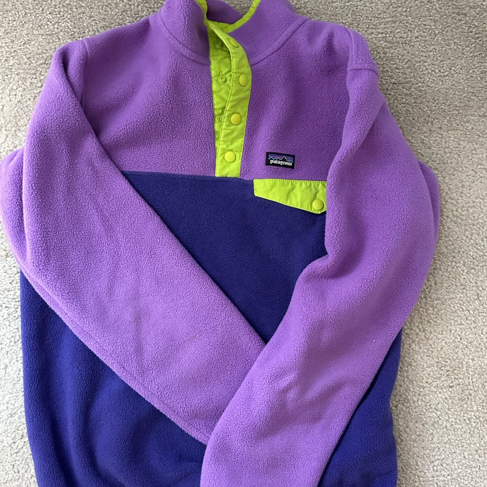 Kids Pategonia purple fleece. (Fits adult small)